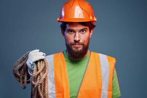 emotivo lavoratore costruzione uniforme professionale avvicinamento blu sfondo foto