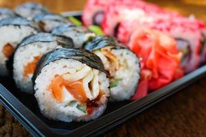 Sushi rotolo con salmone, cetriolo, formaggio, e caviale pesce foto