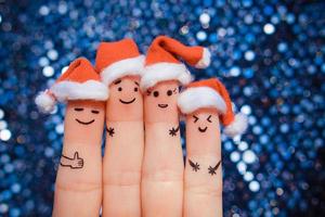 dito arte di amici celebra Natale. il concetto di un' gruppo di persone ridendo nel nuovo anno cappelli. tonica Immagine. foto