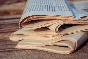 giornali su vecchio legna sfondo. tonica Immagine. foto