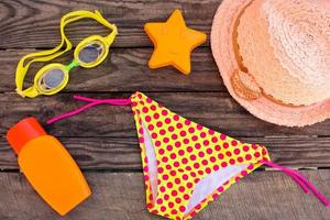 spiaggia Accessori su il vecchio di legno sfondo foto