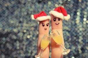 dito arte di un' contento coppia nel il nuovo anno cappelli. foto