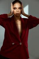 bella donna Tenere viso cosmetici rosso giacca modello foto