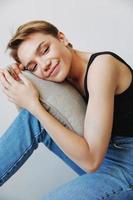 giovane donna con corto taglio di capelli capelli avendo divertimento a casa su il divano Sorridi e felicità, vacanza a casa, naturale in posa senza filtri, gratuito copia spazio foto