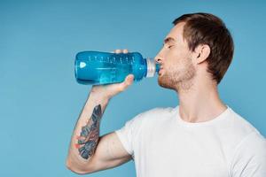 uomo potabile acqua a partire dal blu bottiglia fitness allenarsi sete foto