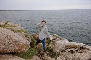 donna natura rocce costa paesaggio oceano stile di vita foto