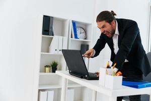 manager flusso di lavoro nel il ufficio documenti emozioni stile di vita foto