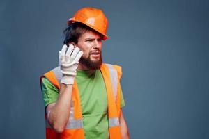 lavoratore uomo nel costruzione uniforme professionale stile di vita blu sfondo foto