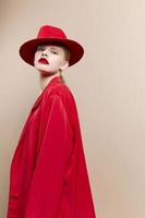 donna rosso giacca e cappello rosso labbra moda stile di vita in posa foto