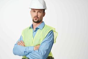 uomo nel costruzione uniforme bianca casco sicurezza studio foto