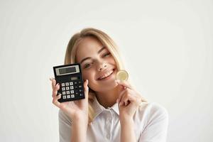 donna d'affari calcolatrice nel mano e bitcoin leggero sfondo foto