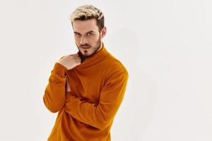 bello uomo moda acconciatura autunno capi di abbigliamento fiducia in se stessi foto