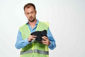 uomo nel costruzione uniforme virtuale la realtà bicchieri costruzione foto