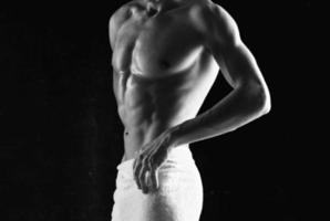 sportivo uomo con un' pompato corpo nel bianca mutandine in posa fitness foto