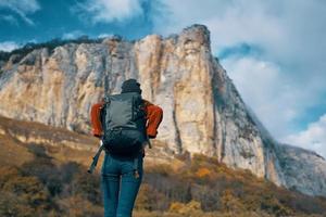 donna escursionista montagne roccioso pietra viaggio paesaggio foto