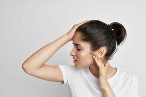 donna toppa su il viso dolore depressione leggero sfondo foto