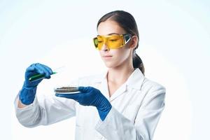 femmina laboratorio assistente nel un' bianca cappotto suolo ricerca biologia foto