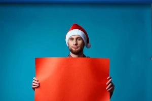 emotivo uomo nel un' Natale arancia modello manifesto blu sfondo foto