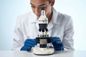 donna chimico laboratorio microscopio ricerca biotecnologia foto