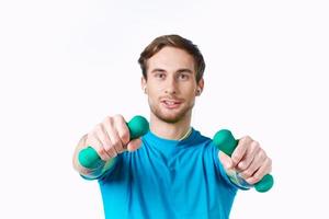gli sport uomo con manubri nel mani nel cuffie fitness esercizio leggero sfondo foto