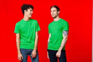 allegro amici nel verde magliette hold su per il viso di emozione foto