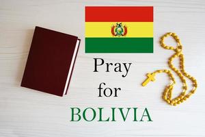 pregare per Bolivia. rosario e santo Bibbia sfondo. foto