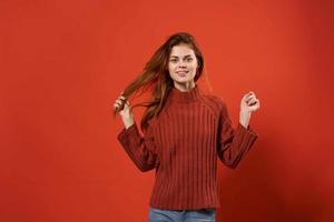 allegro bella donna nel rosso maglione in posa studio foto