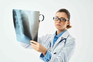 medico con medico raggi X diagnostica ospedale per professionisti foto