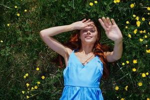 donna Sorridi con denti bugie su il verde erba con giallo fiori, felicità senza allergie foto