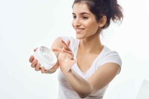 donna Tenere un' vaso di crema nel sua mani pelle cura dermatologia cosmetici foto