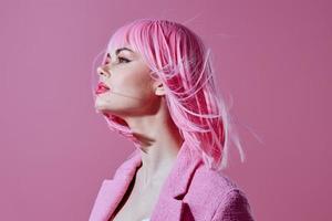 bellissimo alla moda ragazza attraente Guarda rosa parrucca elegante Abiti studio modello inalterato foto