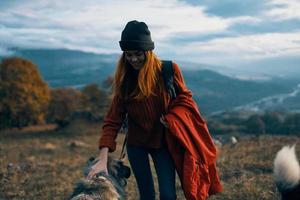 donna escursionista viaggio vacanza camminare cane montagna foto