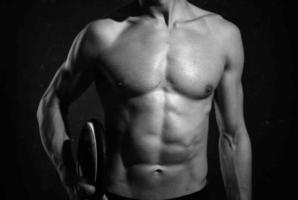 maschio atletico costituzione fisica ritagliata Visualizza muscolo buio sfondo foto