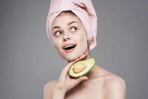 bella donna pulito pelle avocado nel mano Salute cosmetici procedura foto