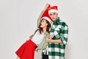 allegro ubriaco donna nel il braccia di un' uomo Natale vacanza studio foto