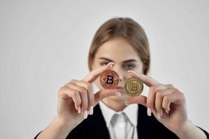 donna d'affari bitcoin criptovaluta nel mani isolato sfondo foto