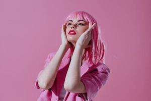 positivo giovane donna rosa giacca Tenere capelli cosmetici rosa sfondo inalterato foto