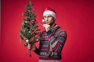 uomo nel nuovo anni Abiti Natale albero emozioni vacanza decorazione foto