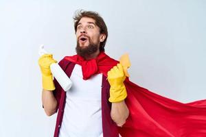 uomo con detergente nel mani nel gomma da cancellare guanti professionale lavori di casa pulizia foto