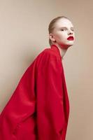 alla moda donna cosmetici rosso labbra moda isolato sfondo foto