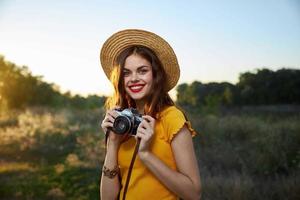 donna fotografo con telecamera nel mani un' istantanea di natura fresco aria foto