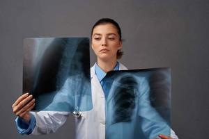 femmina medico bianca cappotto raggi X ricerca ospedale foto