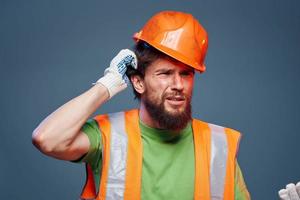 lavoratore uomo nel costruzione uniforme professionale stile di vita blu sfondo foto