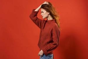 donna nel rosso maglione moda in posa lusso fascino modello foto