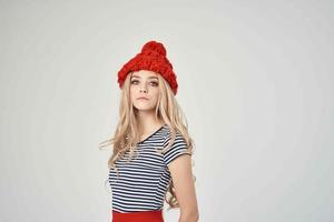 bella donna nel alla moda Abiti rosso cappello leggero sfondo foto