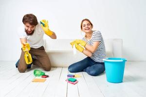 uomo e donna faccende domestiche servizio interno stile di vita foto