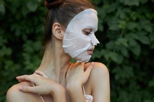 simpatico donna nel natura toccare le spalle con mani cosmetico maschera cosmetologia foto