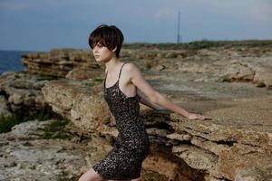 bellissimo donna nel vestito su natura rocce paesaggio eleganza inalterato foto