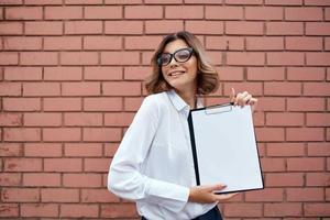 attività commerciale donna manager bicchieri lavoro d'ufficio mattone parete su sfondo foto