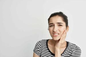 donna disagio mal di denti dentale trattamento leggero sfondo foto